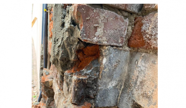 Реставраторы обнаружили исторические кованные петли в усадьбе в Гороховском переулке