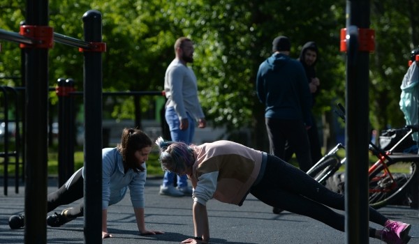 Москвичи могут заниматься спортом на площадках для воркаута в 40 столичных парках