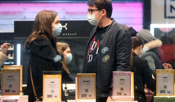 Более 40 нарушителей масочного режима выявили в торговых центрах на северо-западе Москвы 3 июня