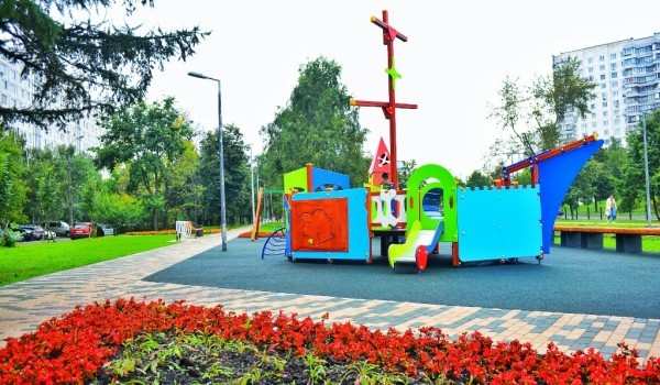 Москвичам объяснили, какие детские площадки и парки посещать разрешено
