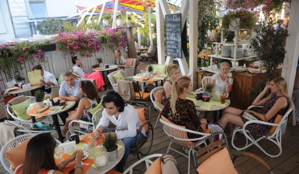 В Москве уточнили правила посещения кафе и ресторанов для детей и подростков