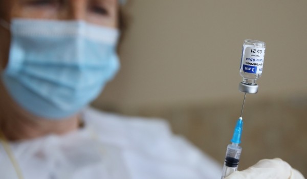 Повторная вакцинации от коронавируса стартовала еще в 12 поликлиниках столицы