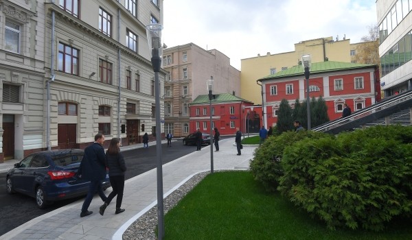 Работы по благоустройству Дмитровского переулка в центре Москвы завершены на 80%