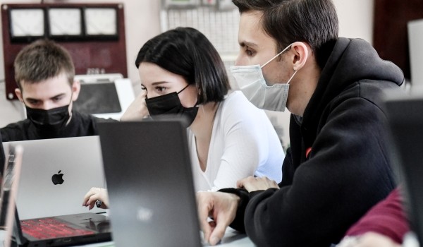 Почти 400 столичных школьников прошли организованные центром «Моя карьера» оплачиваемые стажировки