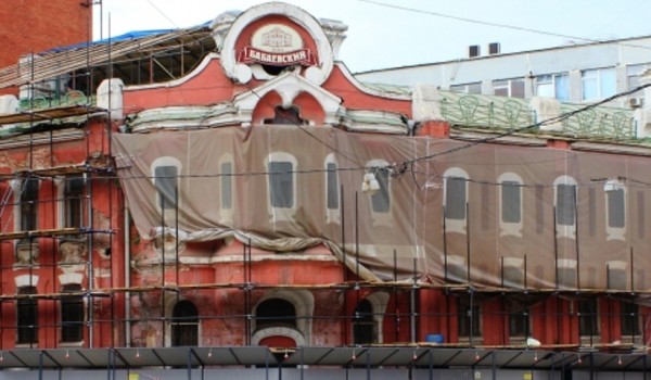 «Самый шоколадный памятник»: Емельянов рассказал о реставрации камина и витражного плафона в доме Абрикосовых