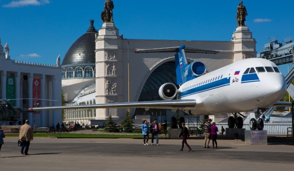 На ВДНХ пройдут экскурсии в легендарный самолет Як-42 на площади Промышленности.