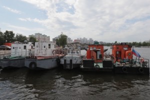 Коммунальный флот собрал более 600 тонн мусора с акватории Москвы в этом году