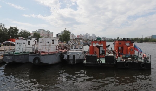 Коммунальный флот собрал более 600 тонн мусора с акватории Москвы в этом году