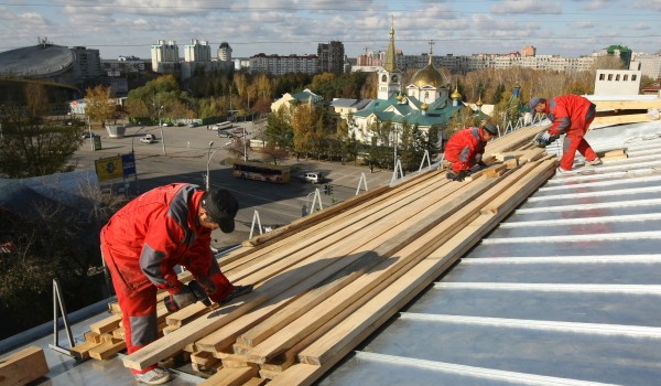 Более 6 тыс. крыш жилых домов капитально отремонтировали в Москве с 2015 года