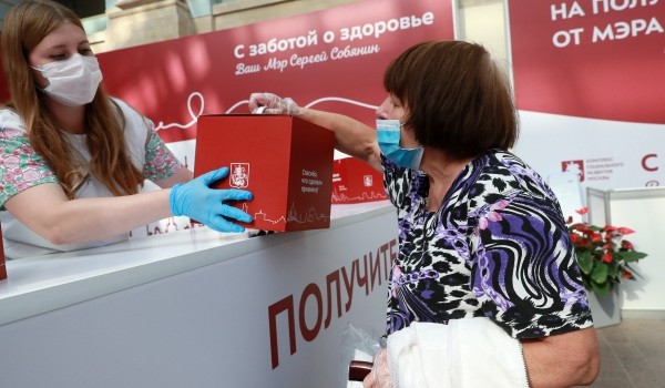 Порядка 300 тысяч пенсионеров  в Москве получили наборы «С заботой о здоровье»