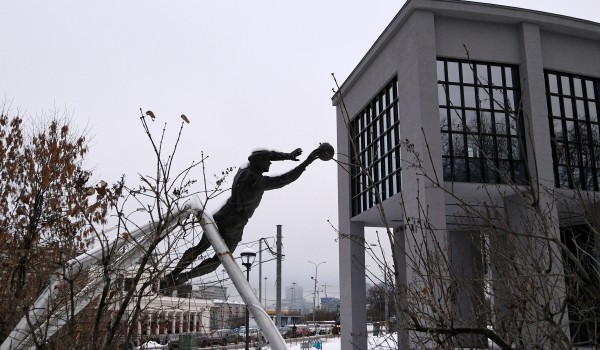Планируется отреставрировать памятник Льву Яшину в «Лужниках»