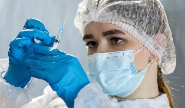 Более 56% жителей Москвы прошли вакцинацию от гриппа