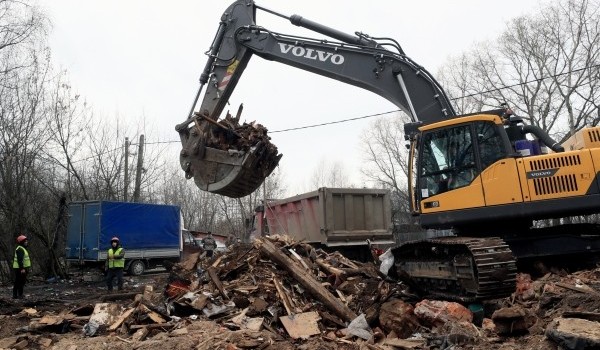 В Москворечье-Сабурове освободили земельный участок от строительного и бытового мусора﻿
