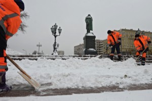 Более 15 тыс. коммунальщиков задействованы в уборке снега на улицах и во дворах в центре Москвы
