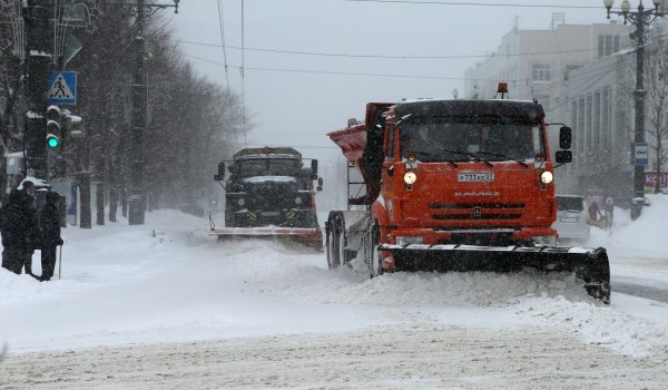 Около 55 тыс. человек и 10 тыс. единиц спецтехники убирают снег в Москве