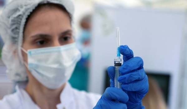 Более 1,4 млн москвичей пожилого возраста прошли вакцинацию от COVID-19 за год