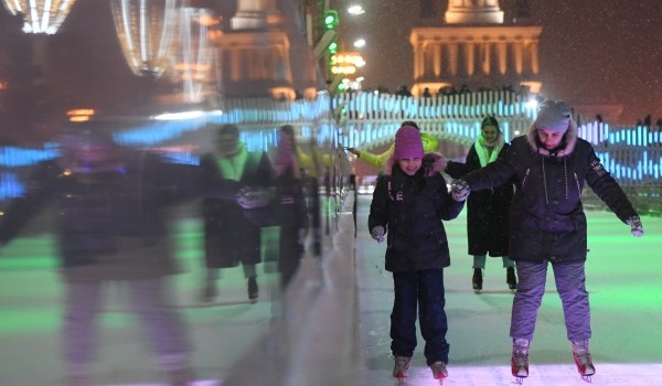 90 катков открыты в центре Москвы