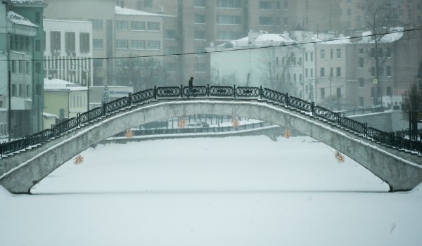 Облачная с прояснениями погода, снег и до 12 градусов мороза ожидается в столице 19 января