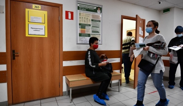Собянин принял решение о премировании работников поликлиник за прием пациентов с ОРВИ и «омикроном»