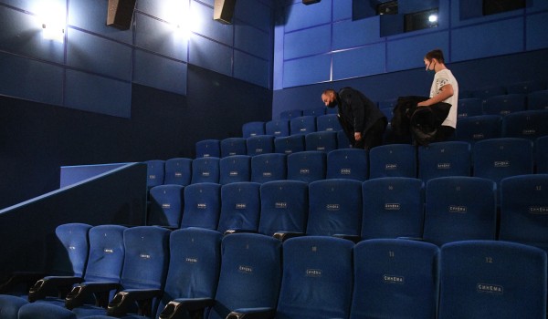 Фасады кинотеатра «Звездный» оформят золотистыми 3D-панелями со встроенной подсветкой