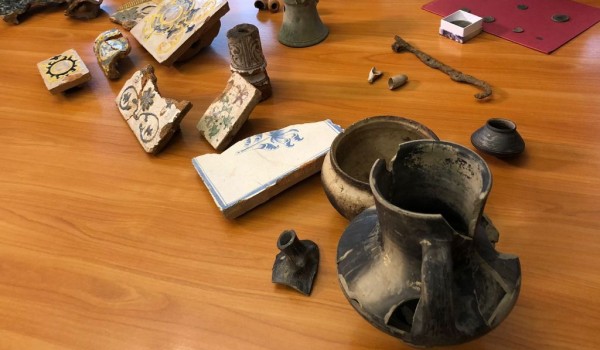 Коньки, турка и трубки: Алексей Емельянов показал находки из Старомонетного переулка