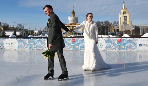 14 февраля на катках Москвы поженились пять пар