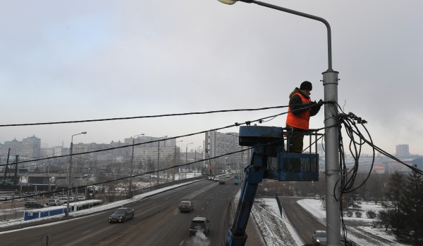 Более 120 тыс. опор освещения промоют в Москве после зимы