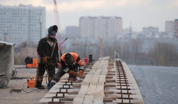 Реконструкция путепровода через МКАД ведется на улице Верхние Поля на юго-востоке Москвы