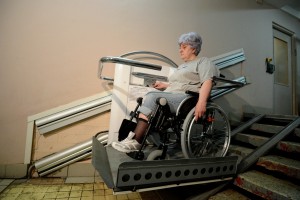 В жилом доме в Строгино установят подъемную платформу для инвалидов-колясочников