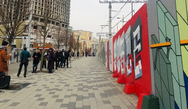 «Масштаб» и Future: Граффити-художники представили новые арты у ж/д путей Курского вокзала