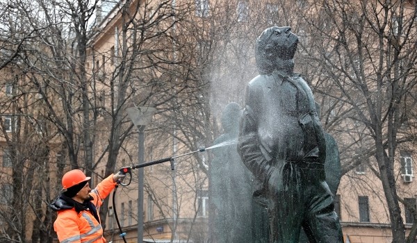 До конца апреля в столице промоют более тысячи памятников