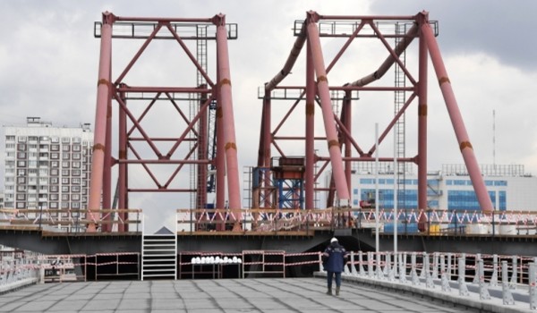 Строительство двух железнодорожных мостов через Яузу в районе Сыромятнической набережной завершено почти наполовину