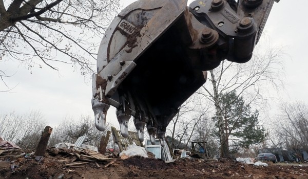 В районе Чертаново Центральное демонтировали опасный долгострой