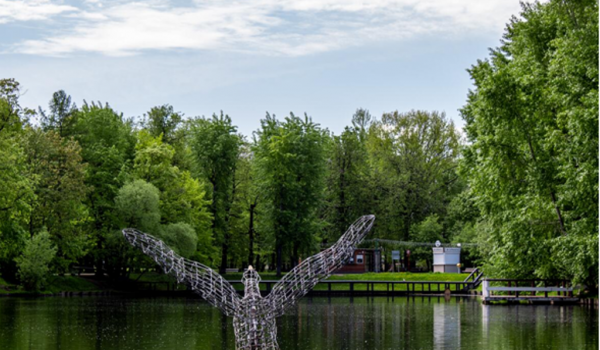 Китайский сад, лебедь Дуся и зеркальный лабиринт: самые романтичные парки Москвы