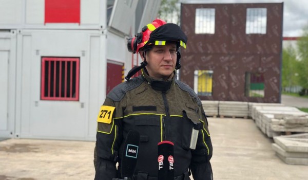 Пожарные-мотоциклисты и спасатели-альпинисты показали, как ликвидируют последствия ДТП в Москве