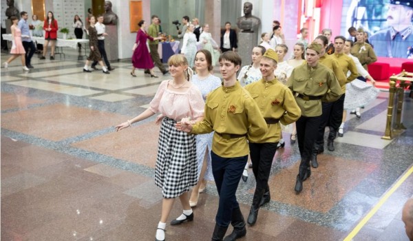 Более 100 студенческих пар стали участниками исторических танцев на балу в Музее Победы