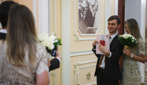 Новые зоны для фотосессий установили у Дворца бракосочетания №4 на севере Москвы