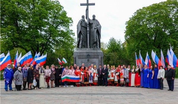 Торжественная церемония в День славянской письменности и культуры возле памятника Кириллу и Мефодию в Москве