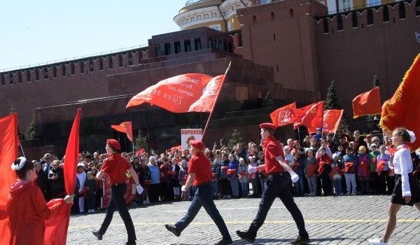 Нина Останина: Уже 10 лет школьники ежегодно произносят клятву пионера на Красной площади
