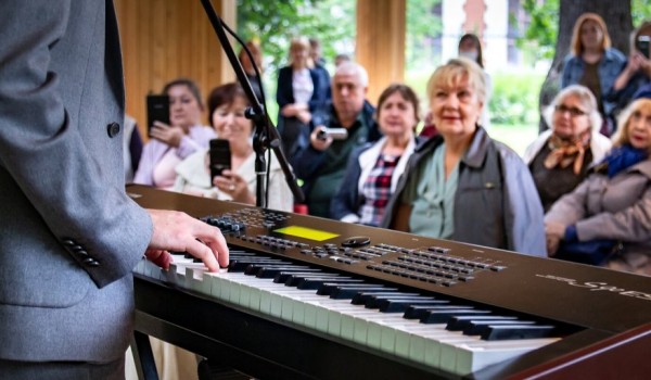 «Московское долголетие»: летом в 11 городских парках пройдут занятия по хоровому пению
