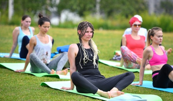 В 18 парках Москвы с 1 июня пройдут бесплатные занятия по йоге