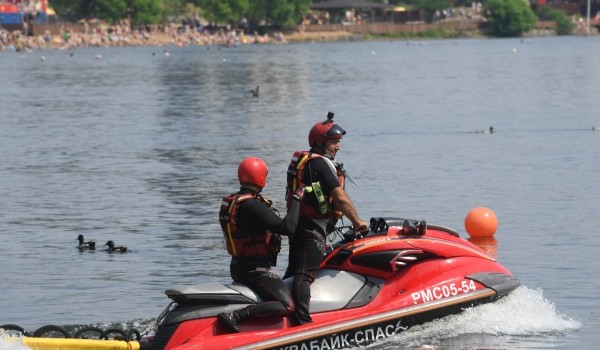 Более 1 тыс. общественных спасателей дежурят на берегах водоемов Москвы