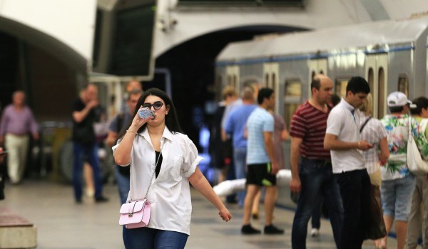 Советы о том, как справиться жарой, звучат в столичном метро