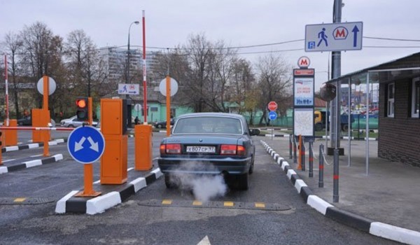 Продлить абонементы на парковки со шлагбаумом на июль можно до 25 июня