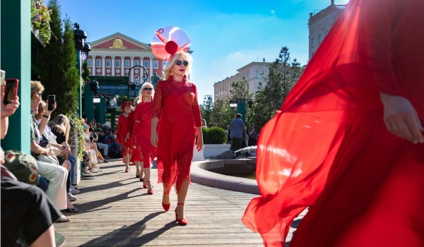 Участники «Московского долголетия» представили коллекции модной одежды на Московской неделе моды