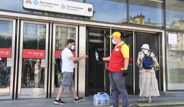 Пассажирам начали выдавать воду на 17 станциях Московского метрополитена