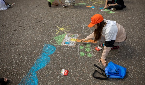 Более 100 детей стали участниками фестиваля рисунков на асфальте