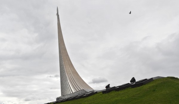 Началась реставрация монумента «Покорителям космоса» возле станции метро «ВДНХ»