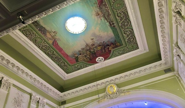 Роспись потолочного плафона восстановили в Малом зале Московской консерватории