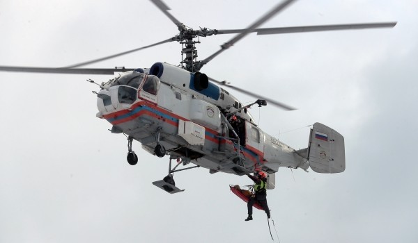 Спасатели Московского авиацентра показали, как спасают пострадавших на воде